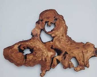 Tavola in legno d'ulivo con bordo naturale: venature naturali, vuoti per tavolo con effetto fiume in resina