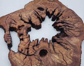 Fetta di legno d'ulivo con bordo naturale, lastra per arredamento rustico.