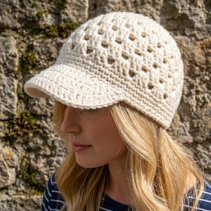 Può includere: Cappello all'uncinetto color crema con visiera. Il cappello presenta un design a trama aperta, che consente la ventilazione. La tesa è solida e fornisce ombra. Realizzato in filato morbido e strutturato, ideale per la protezione solare e l'abbigliamento casual.