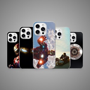 Puede incluir: Cinco fundas para teléfono con diseños de Iron Man. Las fundas muestran poses de acción y primeros planos del personaje, con un fondo negro y el texto "THAT TONY STARK AS A HEART".