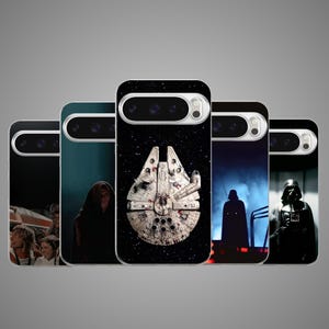 Puede incluir: Cinco fundas para smartphone con imágenes de Star Wars. La funda central muestra el Halcón Milenario sobre un fondo estrellado. Otras fundas muestran personajes como Luke Skywalker, Darth Vader y escenas de la saga cinematográfica.