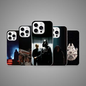 Puede incluir: Una colección de fundas para teléfonos negras con escenas y personajes icónicos de la saga Star Wars. Las fundas muestran imágenes de Darth Vader, Luke Skywalker y el Halcón Milenario.