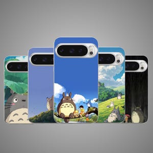 Pode incluir: Cinco capas para smartphone com várias cenas animadas de criaturas cinzentas, redondas e peludas. Os designs incluem uma folha verde grande, um céu azul, uma colina relvada e uma floresta chuvosa, todas com um recorte para a câmara.
