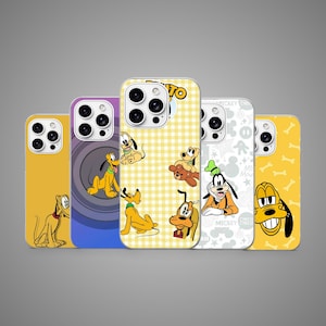 Puede incluir: Una colección de cinco fundas para teléfono con Pluto de Disney. Las fundas son amarillas, moradas y blancas, con varios diseños de Pluto. Una funda tiene un patrón de cuadros amarillos. Las fundas están diseñadas para un teléfono inteligente.