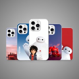 Può includere: Una collezione di cinque custodie per telefoni con disegni di personaggi dei cartoni animati colorati. Le custodie presentano immagini di Baymax, Hiro Hamada e altri personaggi su vari sfondi, tra cui un tramonto e uno sfondo rosso.