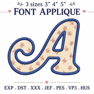 Könnte beinhalten: Ein gesticktes Buchstaben-A-Applikationsdesign aus cremefarbenem Stoff mit kleinem rosa Blumenmuster und einem dicken marineblauen Satinstichrand. Der Text 3 sizes 3" 4" 5" FONT APPLIQUE und die Formate EXP, DST, XXX, JEF, PES, VP3, HUS sind zu sehen.
