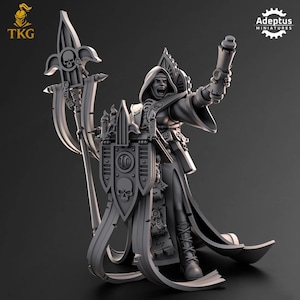 Puede incluir: Figura en miniatura gris de un personaje con túnica, sosteniendo un báculo con un emblema de calavera y un pergamino. La figura tiene un escudo con una calavera y una capa con capucha. La figura es de Adeptus Miniatures.