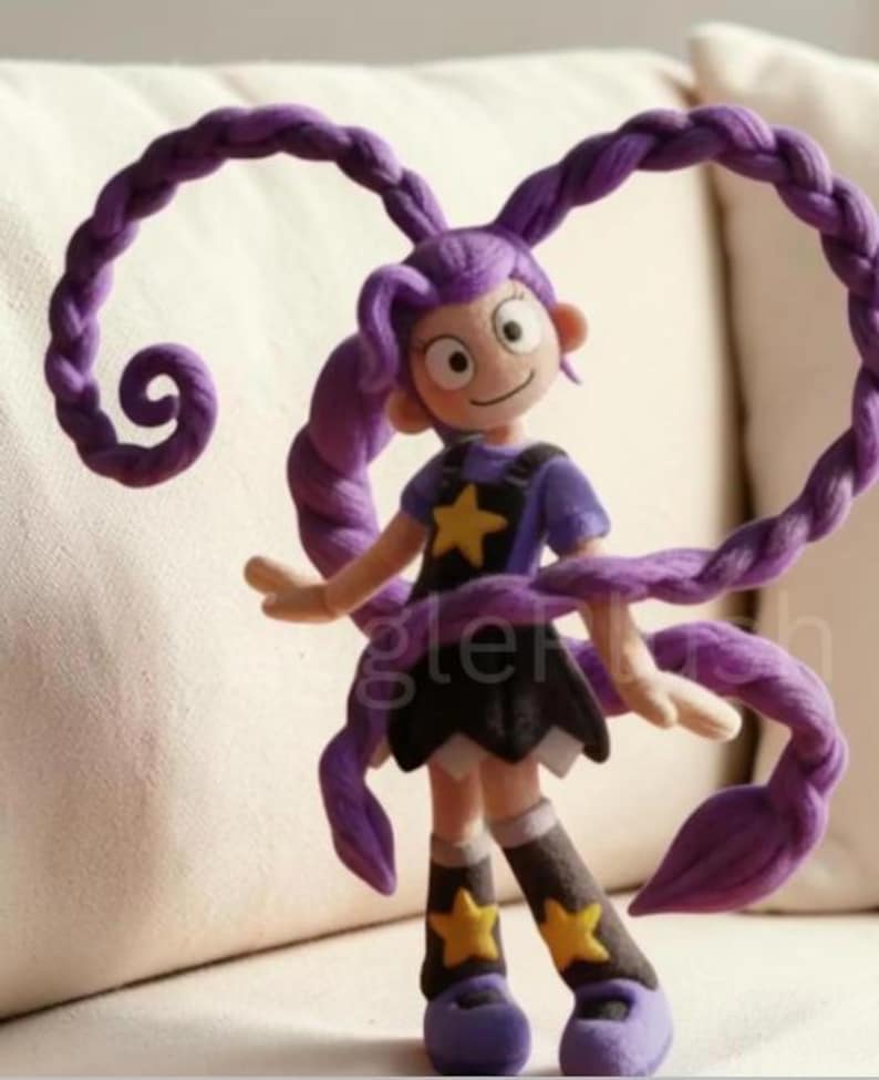 Puede incluir: Mu&ntilde;eca hecha a mano con largo cabello trenzado morado. La mu&ntilde;eca viste una camiseta morada con una estrella amarilla, una falda negra y botas moradas con estrellas amarillas. Los brazos de la mu&ntilde;eca est&aacute;n extendidos y tiene una expresi&oacute;n sonriente.
