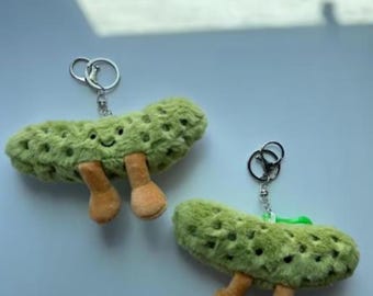 Llavero de peluche de pepinillo de Jellycat – Un original adorno para bolsas de comida, un accesorio divertido de Jellycat London.
