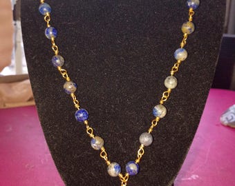 Collar de lapislázuli con colgante de árbol de la vida en alambre de latón.