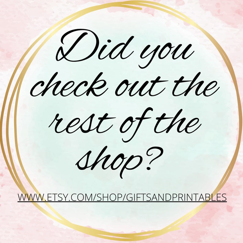Puede incluir: Un c&iacute;rculo dorado sobre un fondo de acuarela blanco y azul claro. El texto dentro del c&iacute;rculo dice "&iquest;Has revisado el resto de la tienda?" con un enlace a www.etsy.com/shop/giftsandprintables.