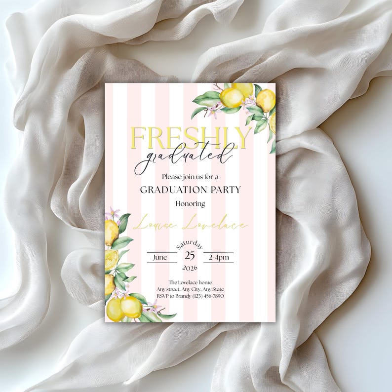 Puede incluir: Invitaci&oacute;n a una fiesta de graduaci&oacute;n con rayas rosas y blancas, con el texto "FRESHLY graduated". Ilustraciones de limones y hojas adornan las esquinas. La invitaci&oacute;n incluye detalles del evento, como la fecha, la hora y el lugar.