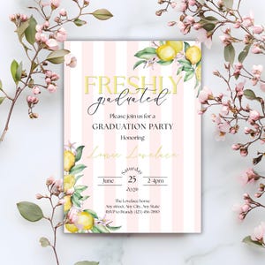 Puede incluir: Una invitaci&oacute;n a una fiesta de graduaci&oacute;n con un fondo a rayas rosas y blancas. El texto "FRESHLY graduated" est&aacute; en dorado, con texto adicional debajo. Ilustraciones de limones y flores adornan las esquinas. La invitaci&oacute;n incluye la fecha, la hora y la informaci&oacute;n de RSVP.