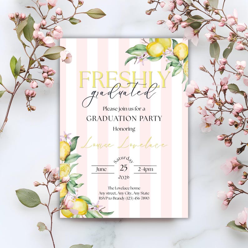 Puede incluir: Una invitaci&oacute;n a una fiesta de graduaci&oacute;n con un fondo a rayas rosas y blancas. El texto "FRESHLY graduated" est&aacute; en dorado, con texto adicional debajo. Ilustraciones de limones y flores adornan las esquinas. La invitaci&oacute;n incluye la fecha, la hora y la informaci&oacute;n de RSVP.