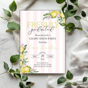 Puede incluir: Invitaci&oacute;n a una fiesta de graduaci&oacute;n con un fondo a rayas rosas y blancas. El texto "FRESHLY graduated" es amarillo, con texto adicional en negro y dorado. Ilustraciones de limones y flores adornan las esquinas.