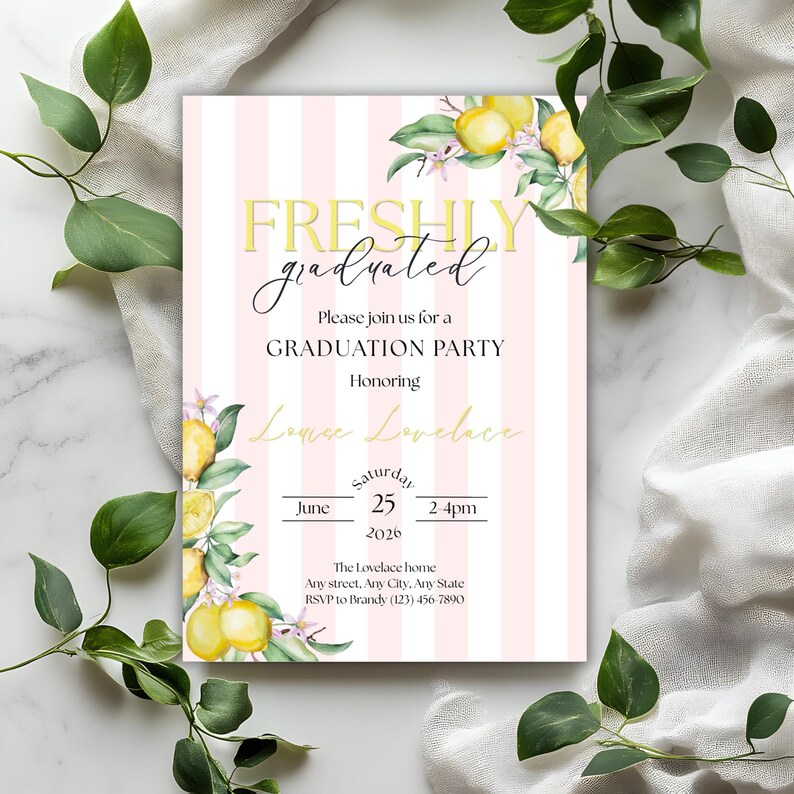 Puede incluir: Invitaci&oacute;n a una fiesta de graduaci&oacute;n con un fondo a rayas rosas y blancas. El texto "FRESHLY graduated" es amarillo, con texto adicional en negro y dorado. Ilustraciones de limones y flores adornan las esquinas.