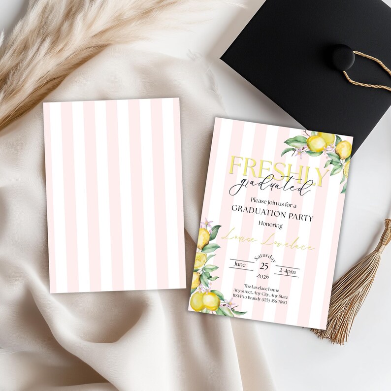 Puede incluir: Dos invitaciones para una fiesta de graduaci&oacute;n con rayas rosas y blancas. Una invitaci&oacute;n tiene el texto "FRESHLY graduated" con acentos de lim&oacute;n y flores. Tambi&eacute;n se ve un birrete negro y una borla.
