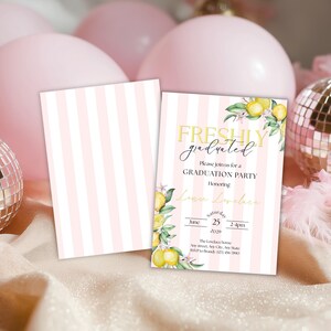 Puede incluir: Invitaciones a una fiesta de graduaci&oacute;n a rayas rosas y blancas. La invitaci&oacute;n presenta el texto "FRESHLY graduated" en escritura dorada, con acentos de lim&oacute;n y flores. La invitaci&oacute;n incluye el nombre del graduado, la fecha, la hora y el lugar.