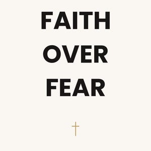 Könnte beinhalten: Ein vertikaler Grafikdruck auf cremefarbenem Hintergrund mit dem schwarzen Text FAITH OVER FEAR in einer fetten serifenlosen Schrift. Unter dem Text befindet sich ein kleines goldenes Kreuzsymbol, gefolgt vom Text LIBERIUM WAYS OF GRACE.