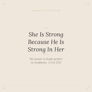 Könnte beinhalten: Ein quadratischer Grafikdruck auf hellbeigem Hintergrund mit dem Text STRENGTH COLLECTION oben. In der Mitte steht der schwarze Text She Is Strong Because He Is Strong In Her, gefolgt von His power is made perfect in weakness. 2 Cor 12:9.