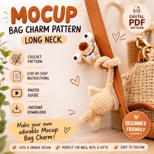 Pode incluir: Um charm de bolsa de cachorro de crochê bege, preso a uma alça marrom. O charm tem detalhes brancos e marrons. A imagem inclui o texto "Mocup Bag Charm Pattern Long Neck" e "Beginner Friendly".