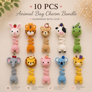 Puede incluir: Una colección de diez colgantes de bolso de animales hechos a mano con ganchillo. Cada colgante presenta un diseño de animal único, incluyendo un conejo, un tigre, un oso, una vaca, una rana, un elefante, un león, un cerdo, un koala y una jirafa.