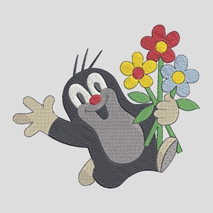 Op de afbeelding: Een geborduurde patch met een donkergrijze mol met een rode neus, witte ogen en beige handen en voeten. De mol zwaait met één hand en houdt een boeket vast van drie bloemen met rode, gele en lichtblauwe bloemblaadjes en groene stelen.