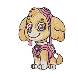 Op de afbeelding: Geborduurd beeld van Skye van Paw Patrol. De cartoonhond is lichtbruin met roze accenten, waaronder een helm, vest en ogen. De afbeelding is een gedetailleerd, gestikt ontwerp, perfect voor knutselprojecten.