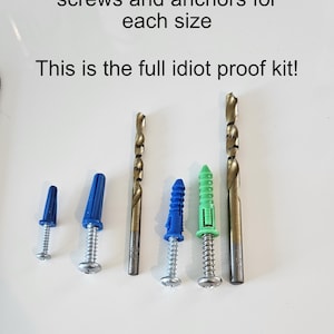 Puede incluir: Un juego de tres tazas de cerámica con un acabado moteado y mate. Las tazas son de color crema, gris claro y gris oscuro. Cada taza tiene un diseño simple y minimalista.