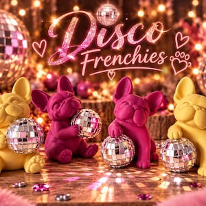 Könnte beinhalten: Vier französische Bulldoggen-Figuren in Gelb und Magenta, die jeweils eine kleine verspiegelte Discokugel halten. Der Text Disco Frenchies steht in pinker Schrift darüber, umgeben von Herzsymbolen und funkelnden Lichtern.