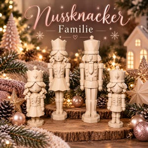 Könnte beinhalten: Ein Set aus vier cremefarbenen, geometrischen Nussknacker-Figuren, bestehend aus einem Soldaten, einer weiblichen Figur und zwei kleineren Figuren, alle mit Kronen und Uniformdetails, unter dem Schriftzug "Nussknacker Familie".