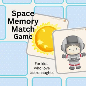 以下が含まれることがあります： 宇宙をテーマにしたメモリーマッチゲーム。太陽と宇宙飛行士のイラストが描かれたカードを使用。背景は水色で、正方形のパターンが施されています。宇宙飛行士が好きな子供向けです。