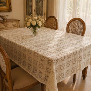Toalha de mesa preciosa bordada em renda recortada (tule, linho ou cetim)