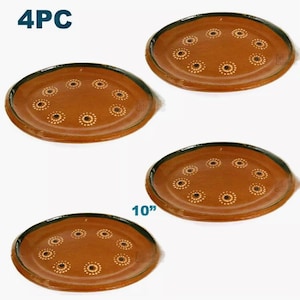 Peut inclure: Quatre assiettes ovales en céramique marron, avec un bord vert foncé et un motif décoratif de petits points blancs et marron. Chaque assiette mesure environ 25 cm de diamètre. Le texte "4PC" est en haut à gauche.