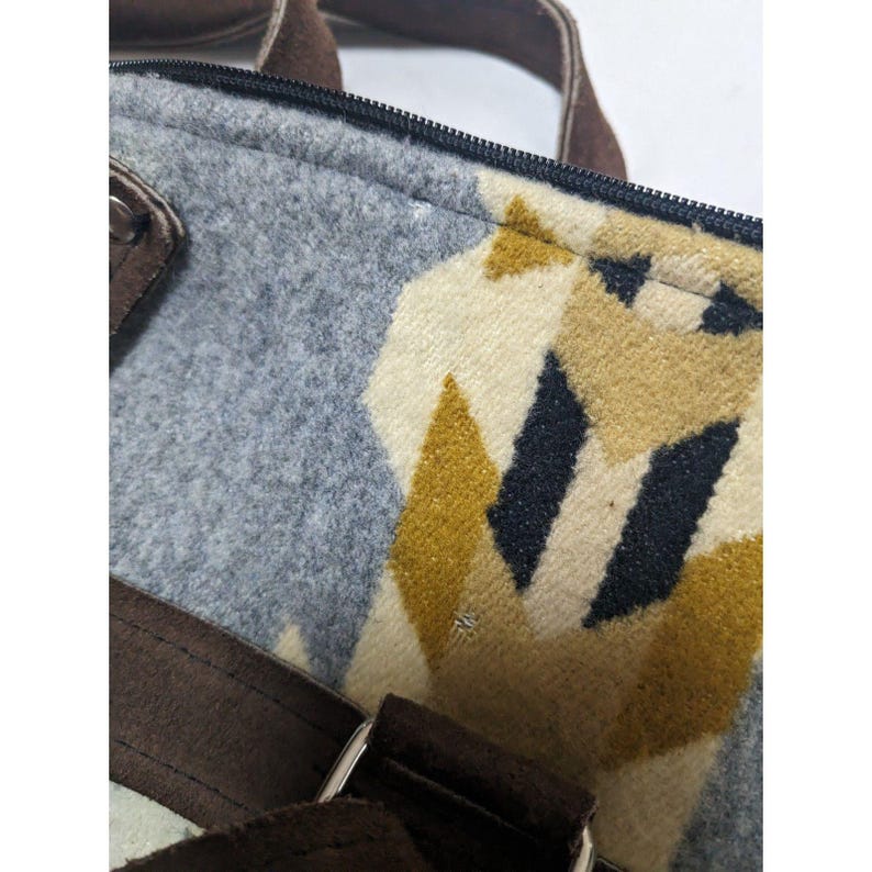 Bolso bandolera Mercy Grey hecho a mano, de lana Pendleton y cuero de Oregón, estilo suroeste. imagen 10