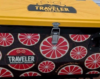 Nevera portátil Traveler Grapefruit Shandy con abridor de botellas