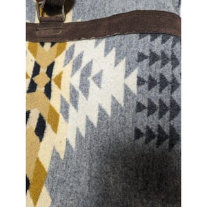 Bolso bandolera Mercy Grey hecho a mano, de lana Pendleton y cuero de Oregón, estilo suroeste. imagen 16