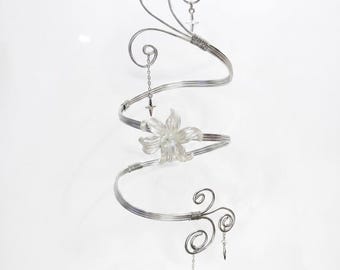 Brazalete de plata con espiral de hadas | Pulsera hecha a mano para la parte superior del brazo con dijes de flores y estrellas