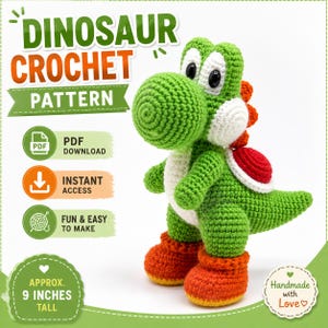 Könnte beinhalten: Ein grünes Häkel-Dinosaurier-Spielzeug mit weißen Wangen, orangefarbenen Rückenstacheln und einem roten Panzer. Der Text lautet DINOSAUR CROCHET PATTERN, PDF DOWNLOAD, INSTANT ACCESS, FUN & EASY TO MAKE und APPROX. 23 CM TALL. Schwarze Augen.