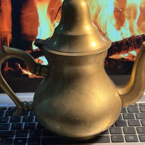 Authentische marokkanische Messing-Teekanne - handgefertigtes traditionelles Berrad, Boho-Dekor