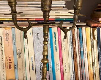 Candelabro antiguo marroquí de latón – Centro de mesa ornamentado y grabado a mano