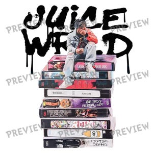 Puede incluir: Imagen que muestra a una persona sentada encima de una pila de cintas VHS. Las cintas tienen varios títulos y gráficos. Las palabras "Juice WRLD" están escritas en letras negras grandes y goteantes encima de la persona. La persona lleva una chaqueta vaquera y vaqueros rotos.