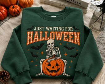 ハロウィンを待つ刺繍入りスウェットシャツ、骸骨カボチャクルーネック、不気味な季節のシャツ、ハロウィンの骸骨不気味なコウモリ秋
