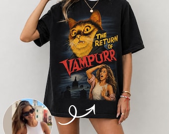 パーソナライズされたヴァンパイアの帰還Tシャツ、ハロウィン吸血鬼猫Tシャツ、レトロホラー映画Tシャツ、不気味な季節のグッズ、カスタム写真ギフト