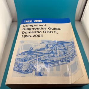 Può includere: Un manuale tecnico con copertina flessibile intitolato Component Diagnostics Guide, Domestic OBD II, 1996-2004, con il logo SPX OTC in alto e un'illustrazione a linee blu di un motore e telaio di un'auto su un motivo a griglia.