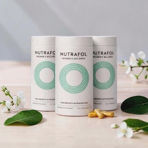 Confezione da 3 Nutrafol Women's Balance Integratori per la crescita dei capelli, dai 45 anni in su, clinicamente testati per capelli visibilmente più folti e una maggiore copertura del cuoio capelluto.