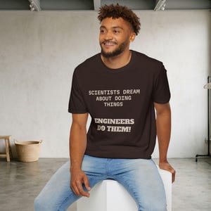 Camiseta "Los científicos sueñan y los ingenieros actúan"