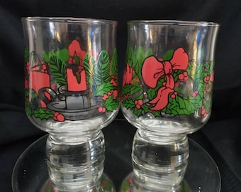 2 Stackable Footed Christmas Holiday Glasses Tumblers Vintage Retro 80's Wreaths Candles Modern Design