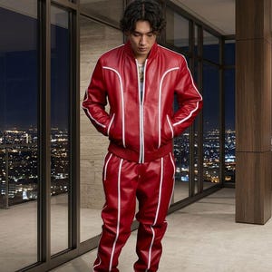 Puede incluir: Un ch&aacute;ndal de cuero rojo con ribetes blancos. La chaqueta tiene cierre de cremallera y bolsillos. Los pantalones tienen cintura con cord&oacute;n y bolsillos. El conjunto se lleva con zapatillas blancas. El fondo muestra un horizonte urbano nocturno.