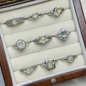 Prehnitring | Smycken med naturliga ädelstenar | Justerbar silverpläterad ring | Solitärring